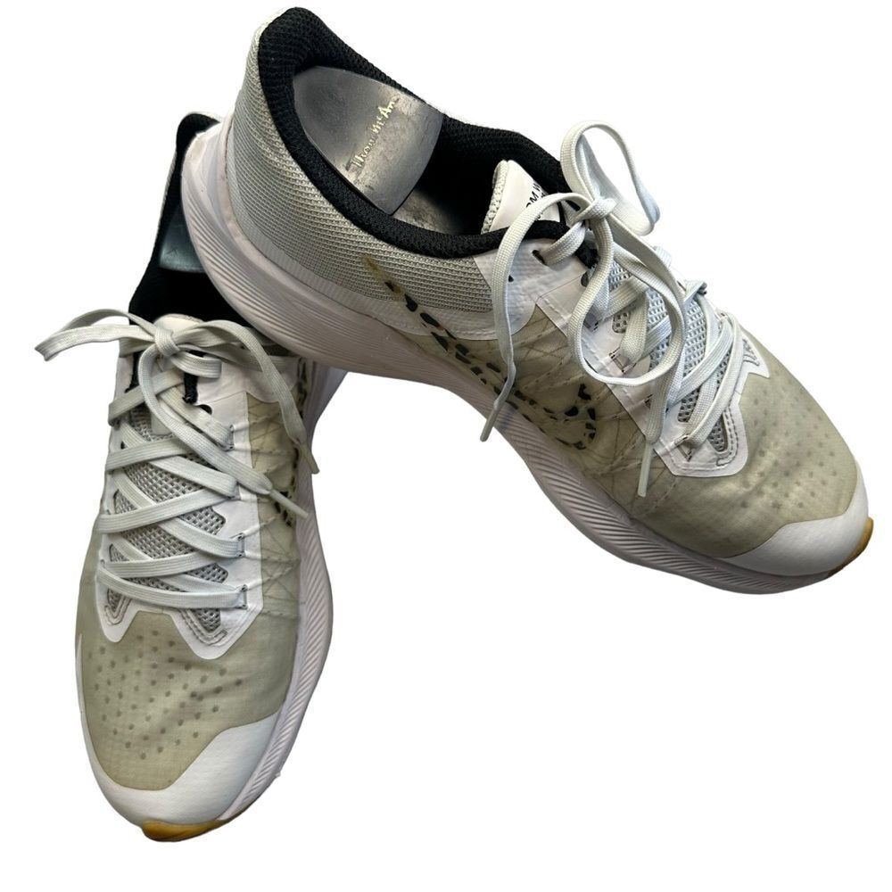 Nike Woman’s Zoom Winflo White Leopard running Sneakers Size 9